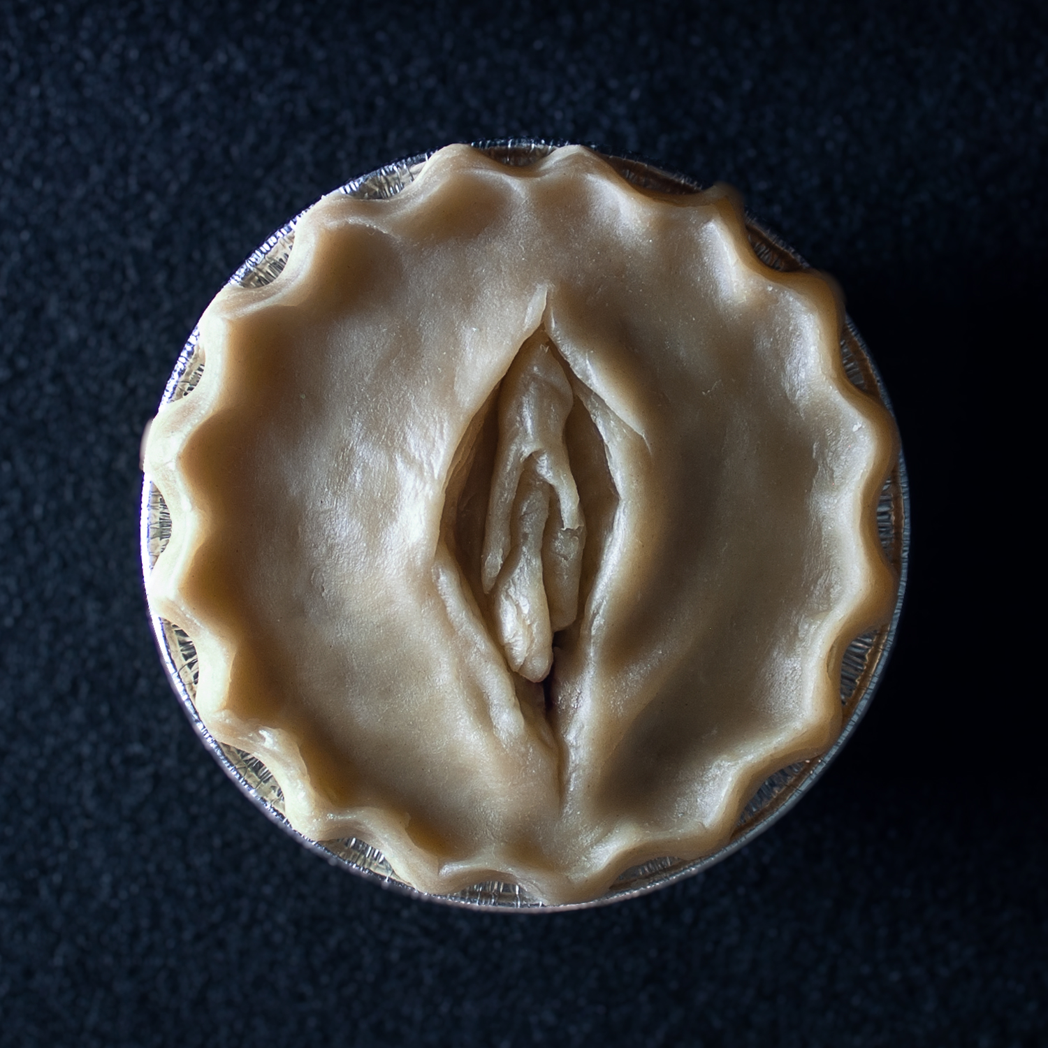 Pie 2, a pie sculpted to appear like a vulva