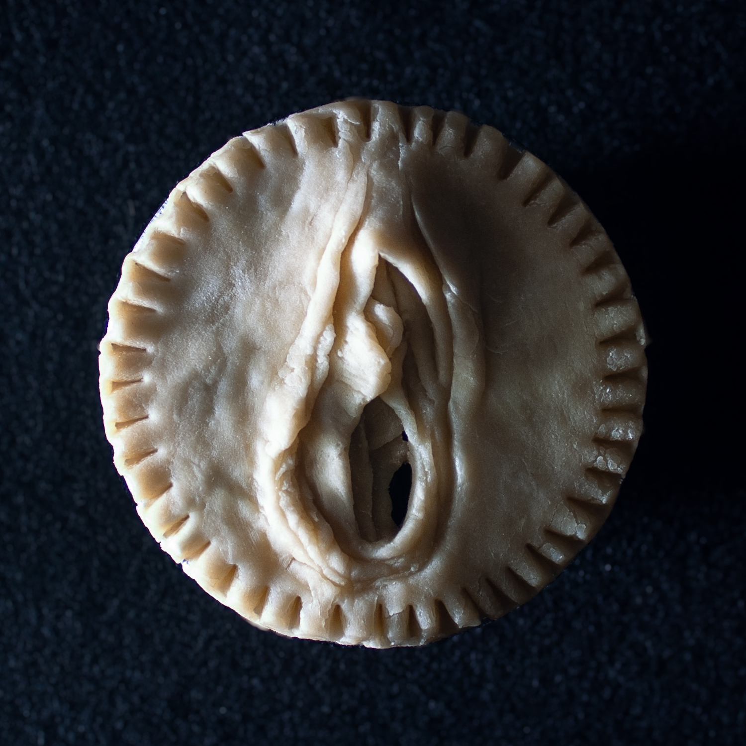 Pie 7, a pie sculpted to appear like a vulva